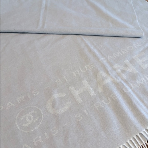 Authentic CHANEL Ivory and Grey Paris- 31 Rue Cambon Large Cashmere Scarf - Picture 6 of 10
